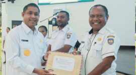 Kepala Distrik Bintuni, Mozes Koropasi menerima DPA TA 2026 dari Bupati/ Foto: diskominfo