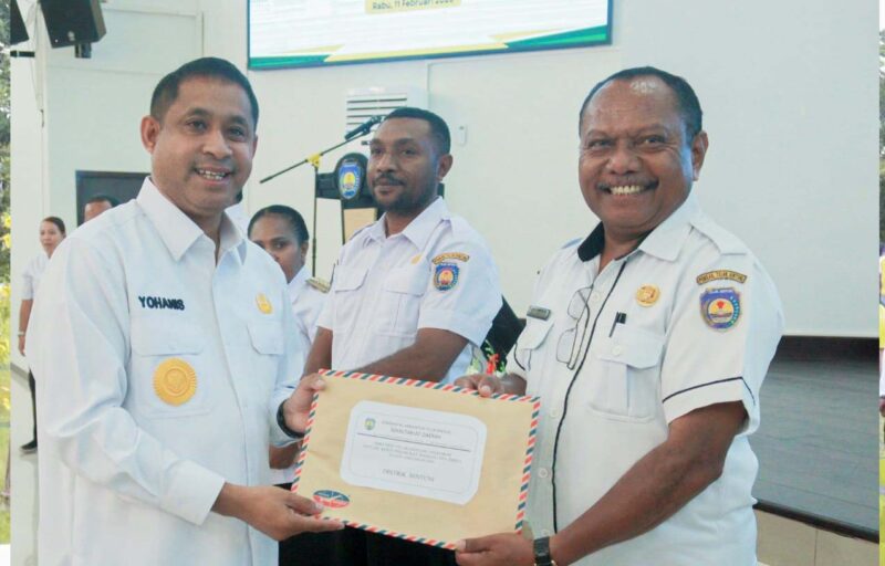 Kepala Distrik Bintuni, Mozes Koropasi menerima DPA TA 2026 dari Bupati/ Foto: diskominfo
