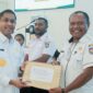 Kepala Distrik Bintuni, Mozes Koropasi menerima DPA TA 2026 dari Bupati/ Foto: diskominfo