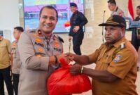 Kapolda Papua Barat, Brigjen Pol. Alfred Papare , menyerahkan 350 Paket Tali Asih kepada pengungsi Konflik Moskona/ Foto: Humpol 