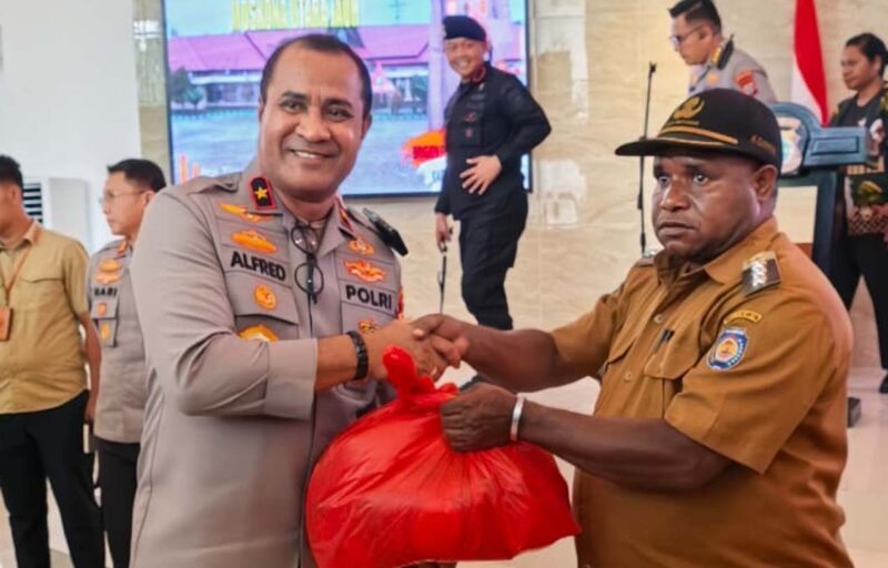 Kapolda Papua Barat, Brigjen Pol. Alfred Papare , menyerahkan 350 Paket Tali Asih kepada pengungsi Konflik Moskona/ Foto: Humpol 