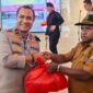 Kapolda Papua Barat, Brigjen Pol. Alfred Papare , menyerahkan 350 Paket Tali Asih kepada pengungsi Konflik Moskona/ Foto: Humpol 