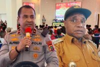 Foto: Kapolda Papua Barat Brigjen. Pol. Alfred Papare, kiri Kepala Distrik Moskona Utara, kanan.