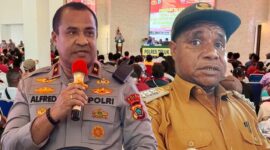 Foto: Kapolda Papua Barat Brigjen. Pol. Alfred Papare, kiri Kepala Distrik Moskona Utara, kanan.