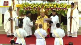 Ketiga Diakon yang tahbiskan menjadi Imam adalah. 1). Diakon Agustinus Nikolaus Yokip, MSC. 2).Diakon Yohanis Ngaga Mbira Lando. MSC, dan 3). Diakon Gregorius Helyanan.  Foto: Capture FB Komsos Keuskupan. 