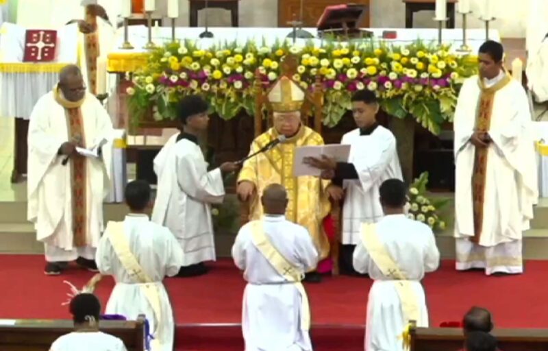 Ketiga Diakon yang tahbiskan menjadi Imam adalah. 1). Diakon Agustinus Nikolaus Yokip, MSC. 2).Diakon Yohanis Ngaga Mbira Lando. MSC, dan 3). Diakon Gregorius Helyanan.  Foto: Capture FB Komsos Keuskupan. 