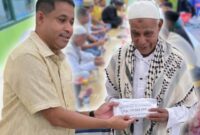 Bupat Yohanis Manibuy juga menyerahkan bantuan operasional masjid kepada pengurusnya