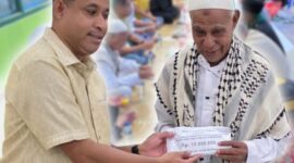 Bupat Yohanis Manibuy juga menyerahkan bantuan operasional masjid kepada pengurusnya