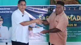 Bupati Anisto Serahkan Bantuan Keagamaan ke Distrik Babo
