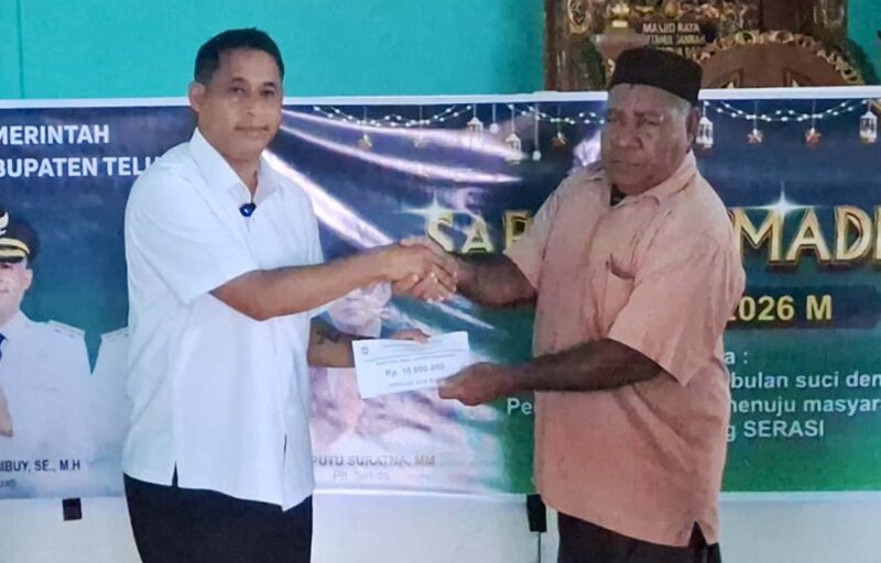 Bupati Anisto Serahkan Bantuan Keagamaan ke Distrik Babo