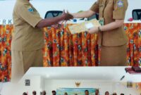 Sekretaris Distrik Bintuni, Oktovina Manibuy mewakili Kepala Distrik  menyerahkan dokumen hasil Musrenbang Distrik Bintuni Kabupaten Teluk Bintuni kepada Kasubid Pelaporan, mewakili Kepala Bappelitbangda, Mariska Laukom