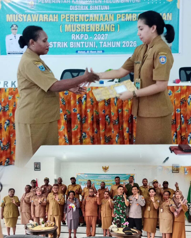 Sekretaris Distrik Bintuni, Oktovina Manibuy mewakili Kepala Distrik  menyerahkan dokumen hasil Musrenbang Distrik Bintuni Kabupaten Teluk Bintuni kepada Kasubid Pelaporan, mewakili Kepala Bappelitbangda, Mariska Laukom