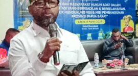 Dr. Filep Wamafma, Ketua Komisi III DPD RI pada  Seminar Sehari dengan Judul” Peran Masyarakat Hukum Adat dalam Investasi Berkeadilan dan Berkelanjutan, guna mendukung Visi Misi Provinsi Papua Barat Kabupaten Teluk Bintuni, Senin, (09/02/2026).