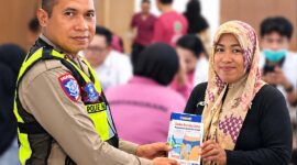 Foto: Kasat Lantas Polres Teluk Bintuni AKP. Yusuf Manilet menyerahkan Celana kepada peserta Sunatan Massal/ Sumber: Istimewa & Tina