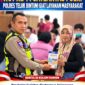 Foto: Kasat Lantas Polres Teluk Bintuni AKP. Yusuf Manilet menyerahkan Celana kepada peserta Sunatan Massal/ Sumber: Istimewa & Tina